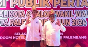Calon Wali Kota dan Calon Wakil Wali Kota Palembang Periode 2025-2030, Yudha Pratomo Mahyuddin dan Baharuddin, saat menghadiri Debat Publik yang digelar oleh KPU Kota Palembang, hari Selasa malam, tanggal 22 Oktober 2024. (foto : Rajab)