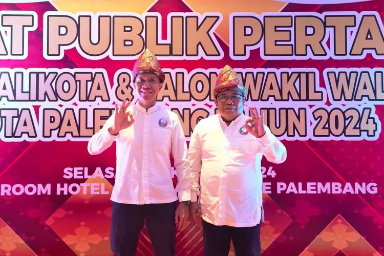 Calon Wali Kota dan Calon Wakil Wali Kota Palembang Periode 2025-2030, Yudha Pratomo Mahyuddin dan Baharuddin, saat menghadiri Debat Publik yang digelar oleh KPU Kota Palembang, hari Selasa malam, tanggal 22 Oktober 2024. (foto : Rajab)