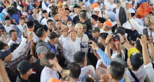 Ribuan warga Palembang menyambut kedatangan Yudha Pratomo Mahyuddin dan Ir. Baharuddin di bawah Jembatan Ampera, hari Sabtu tanggal 27 Juli 2024. (BekisarMedia.id/Angga)