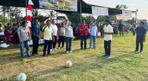Calon Wakil Gubernur (Cawagub) Provinsi Sumatera Selatan (Sumsel) Nomor Urut 3, R.A. Anita Noeringhati, penghadiri pembukaan Turnamen Sepak Bola yang digelar oleh Anak Remaja Mandiri (AREMA) Talang Betutu, di Lapangan Arema Talang Betutu, pada hari Minggu, tanggal 20 Oktober 2024. (BekisarMedia.id/Angga)