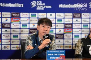 Pelatih Tim Nasional Sepak Bola Senior Indonesia, Shin Tae-yong, memberikan keterangan kepada wartawan menjelang laga kedua Grup C ronde ketiga Kualifikasi Piala Dunia Tahun 2026 zona Asia di Stadion Utama Gelora Bung Karno, Jakarta, hari Selasa tanggal 10 September 2024. (foto : pssi.org)