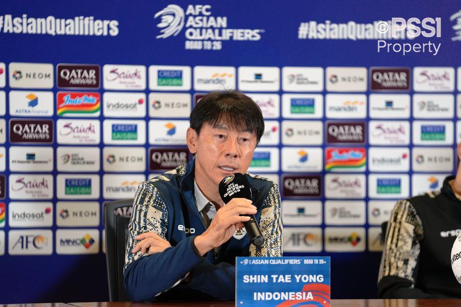 Pelatih Tim Nasional Sepak Bola Senior Indonesia, Shin Tae-yong, memberikan keterangan kepada wartawan menjelang laga kedua Grup C ronde ketiga Kualifikasi Piala Dunia Tahun 2026 zona Asia di Stadion Utama Gelora Bung Karno, Jakarta, hari Selasa tanggal 10 September 2024. (foto : pssi.org)