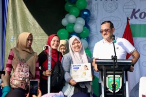 Sekretaris Daerah (Sekda) Provinsi Sumatera Selatan (Sumsel), Edward Candra, mengapresiasi kegiatan Komunikasi, Informasi, dan Edukasi Keamanan Obat dan Makanan, yang diinisiasi oleh Balai Besar Pengawas Obat dan Makanan (BPOM) yang digelar di Taman Kambang Iwak, Palembang, hari Minggu, tanggal 6 Oktober 2024. (BekisarMedia.id/Angga)