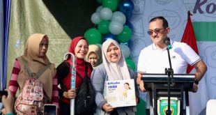 Sekretaris Daerah (Sekda) Provinsi Sumatera Selatan (Sumsel), Edward Candra, mengapresiasi kegiatan Komunikasi, Informasi, dan Edukasi Keamanan Obat dan Makanan, yang diinisiasi oleh Balai Besar Pengawas Obat dan Makanan (BPOM) yang digelar di Taman Kambang Iwak, Palembang, hari Minggu, tanggal 6 Oktober 2024. (BekisarMedia.id/Angga)