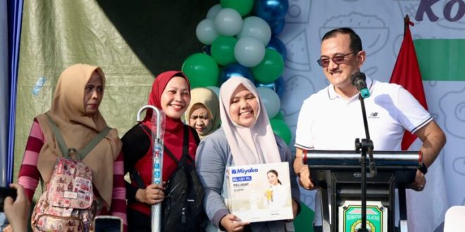 Sekretaris Daerah (Sekda) Provinsi Sumatera Selatan (Sumsel), Edward Candra, mengapresiasi kegiatan Komunikasi, Informasi, dan Edukasi Keamanan Obat dan Makanan, yang diinisiasi oleh Balai Besar Pengawas Obat dan Makanan (BPOM) yang digelar di Taman Kambang Iwak, Palembang, hari Minggu, tanggal 6 Oktober 2024. (BekisarMedia.id/Angga)