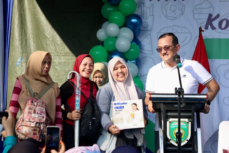 Sekretaris Daerah (Sekda) Provinsi Sumatera Selatan (Sumsel), Edward Candra, mengapresiasi kegiatan Komunikasi, Informasi, dan Edukasi Keamanan Obat dan Makanan, yang diinisiasi oleh Balai Besar Pengawas Obat dan Makanan (BPOM) yang digelar di Taman Kambang Iwak, Palembang, hari Minggu, tanggal 6 Oktober 2024. (BekisarMedia.id/Angga)