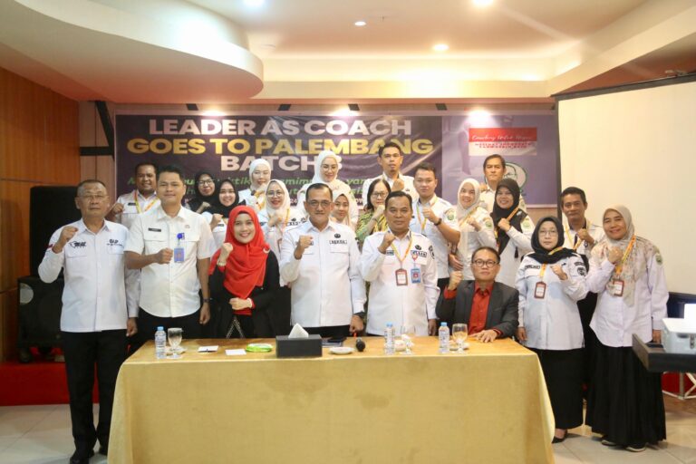 Sekretaris Daerah (Sekda) Provinsi Sumatera Selatan (Sumsel), Edward Candra, membuka Leader As Coach Goes to Palembang Batch 3 dengan Tema Membangun Praktik Kepemimpinan Yang Efektif, Humanis dan Solutif Berbasis Coaching, bertempat di Cafe Indoor Hotel Swarna Dwipa Palembang, pada hari Rabu, tanggal 30 Oktober 2024. (foto : Humas Pemprov Sumsel)