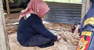 Pengrajut dari EG Craft yang berada di Desa Kubu, Kecamatan Arongan Lambalek, Kabupaten Aceh Barat, yaitu UMKM EG Craft pada Jumat 11 Oktober 2024. (foto : Bea Cukai Banda Aceh)