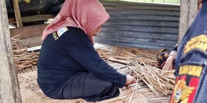 Pengrajut dari EG Craft yang berada di Desa Kubu, Kecamatan Arongan Lambalek, Kabupaten Aceh Barat, yaitu UMKM EG Craft pada Jumat 11 Oktober 2024. (foto : Bea Cukai Banda Aceh)