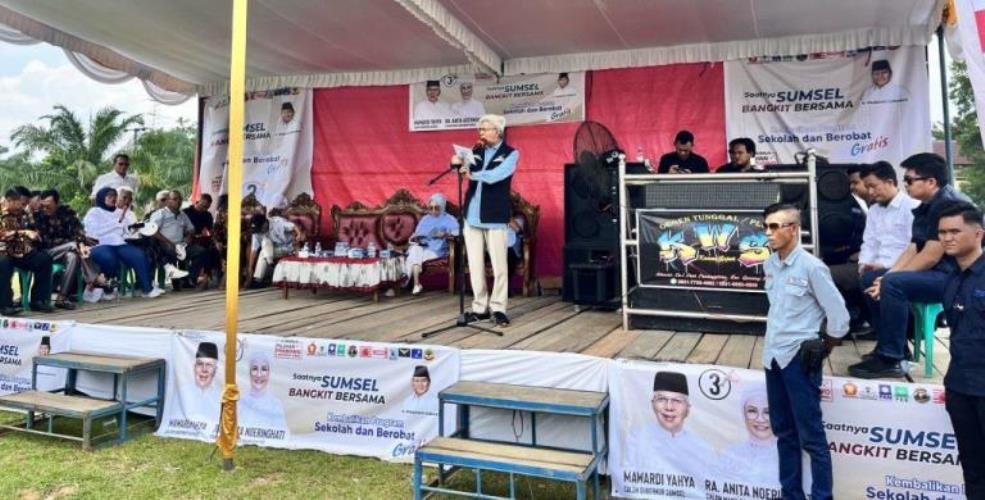 Calon Gubernur (Cagub) Provinsi Sumatera Selatan (Sumsel) Nomor Urut 3, Mawardi Yahya, bersama Calon Wakil Gubernur (Cawagub), R.A. Anita Noeringhati (MATAHATI), menggelar kampanye dialogis di Lapangan Desa Panang Jaya, Gunung megang, Kabupaten Muara Enim, pada hari Senin, tanggal 22 Oktober 2024. (foto : Syaidina Ali)
