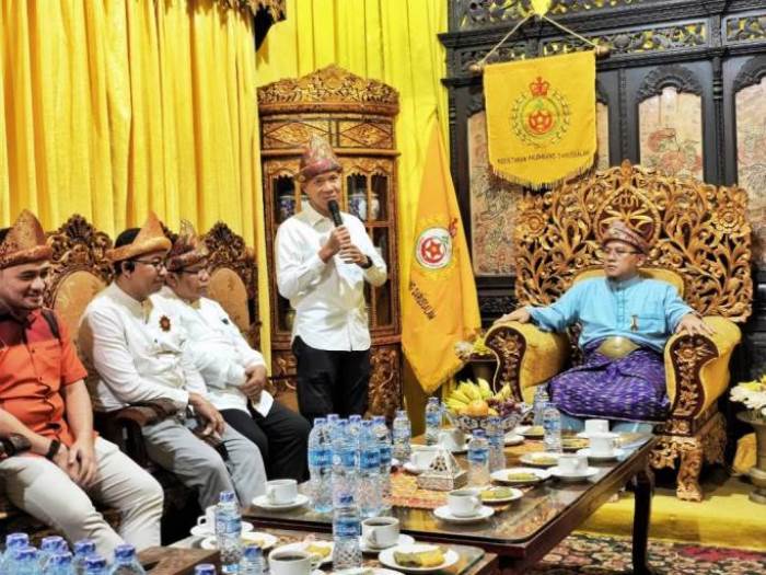 Calon Wali Kota Palembang Periode 2025-2030, Yudha Pratomo Mahyuddin saat melakukan silaturahim ke Istana Adat Kesultanan Palembang Darussalam, yang berada di Jalan Sultan Muhammad Mansur No. 776, Kelurahan Bukit Lama, Kecamatan Ilir Barat I, pada hari Sabtu, tanggal 26 Oktober 2024. (dok. pribadi Yudha Pratomo Mahyuddin)
