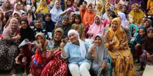 Calon Bupati (Cabup) Kabupaten Musi Banyuasin, Hj Lucianty, melakukan pertemuan dengan warga di Desa Rantau Panjang, Kecamatan Lawang Wetan, hari Senin siang, tanggal 23 September 2024. (BekisarMedia.id/Eka Sahputra)