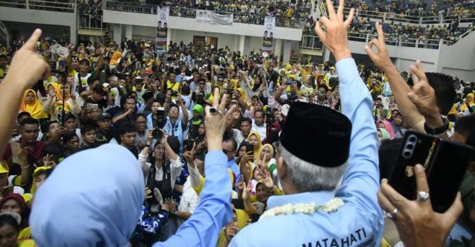 Pasangan Calon (Paslon) Gubernur dan Wakil Gubernur Provinsi Sumatera Selatan (Sumsel), Mawardi Yahya dan R.A. Anita Noeringhati (MATAHATI), menggelar kampanye akbar di Stadion Taman Olahraga Megang (TOM) Kota Lubuklinggau, pada hari Jum'at, tanggal 25 Oktober 2024. (BekisarMedia.id/Oyong)