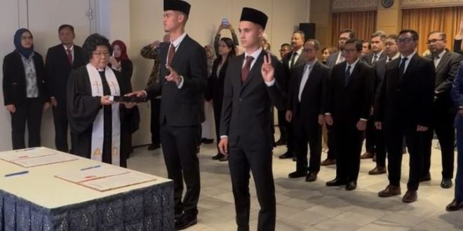 Mees Hilgers dan Eliano Reijnders menjalani pengambilan sumpah dan janji setia pewarganegaraan Indonesia di Brussel, Belgia, pada hari Senin tanggal 30 September 2024. (foto : PSSI)