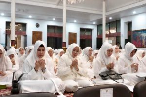 Penasihat Dharma Wanita Persatuan (DWP) Provinsi Sumatera Selatan (Sumsel), Melza Elen Setiadi, menghadiri pengajian bagi Aparatur Sipil Negara (ASN) di lingkungan Sekretariat Daerah (Setda) Sumsel, bertempat di Griya Agung Palembang, pada hari Jum'at pagi, tanggal 25 Oktober 2024. (foto : Humas Pemprov Sumsel)