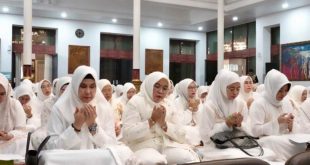 Penasihat Dharma Wanita Persatuan (DWP) Provinsi Sumatera Selatan (Sumsel), Melza Elen Setiadi, menghadiri pengajian bagi Aparatur Sipil Negara (ASN) di lingkungan Sekretariat Daerah (Setda) Sumsel, bertempat di Griya Agung Palembang, pada hari Jum'at pagi, tanggal 25 Oktober 2024. (foto : Humas Pemprov Sumsel)