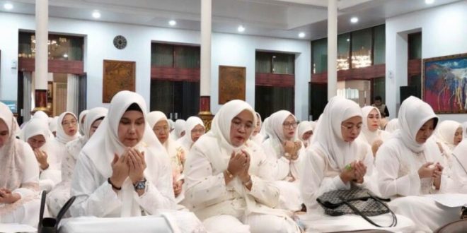 Penasihat Dharma Wanita Persatuan (DWP) Provinsi Sumatera Selatan (Sumsel), Melza Elen Setiadi, menghadiri pengajian bagi Aparatur Sipil Negara (ASN) di lingkungan Sekretariat Daerah (Setda) Sumsel, bertempat di Griya Agung Palembang, pada hari Jum'at pagi, tanggal 25 Oktober 2024. (foto : Humas Pemprov Sumsel)