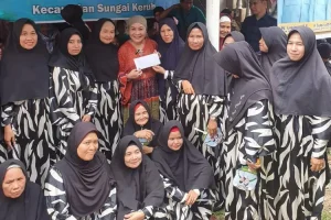 Calon Bupati (Cabup) Kabupaten Musi Banyuasin, Hj. Lucianty, meresmikan posko dan tim pemenangan di Desa Sindang Marga, Kecamatan Sungai Keruh, yang berbatasan dengan Kabupaten Penukal Abab Lematang Ilir. (BekisarMedia.id/Eka Sahputra)