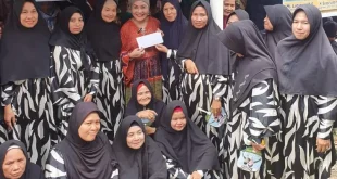 Calon Bupati (Cabup) Kabupaten Musi Banyuasin, Hj. Lucianty, meresmikan posko dan tim pemenangan di Desa Sindang Marga, Kecamatan Sungai Keruh, yang berbatasan dengan Kabupaten Penukal Abab Lematang Ilir. (BekisarMedia.id/Eka Sahputra)