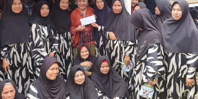 Calon Bupati (Cabup) Kabupaten Musi Banyuasin, Hj. Lucianty, meresmikan posko dan tim pemenangan di Desa Sindang Marga, Kecamatan Sungai Keruh, yang berbatasan dengan Kabupaten Penukal Abab Lematang Ilir. (BekisarMedia.id/Eka Sahputra)