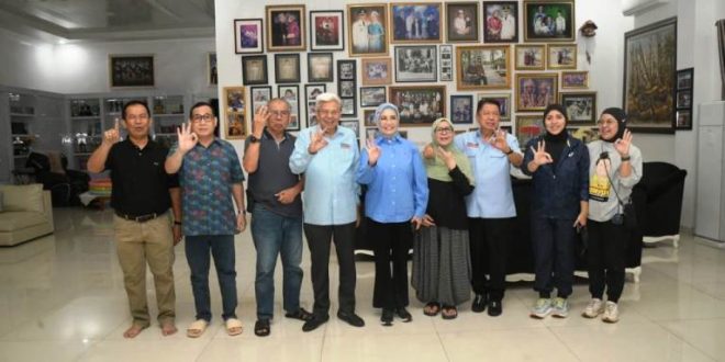 Calon Gubernur dan Wakil Gubernur Provinsi Sumatera Selatan Nomor Urut 3, Mawardi Yahya dan R.A. Anita Noeringhati, foto bersama dengan Prana Putra Sohe alias Nanan, Mantan Wali Kota Lubuklinggau. (foto : SMSI Sumsel)