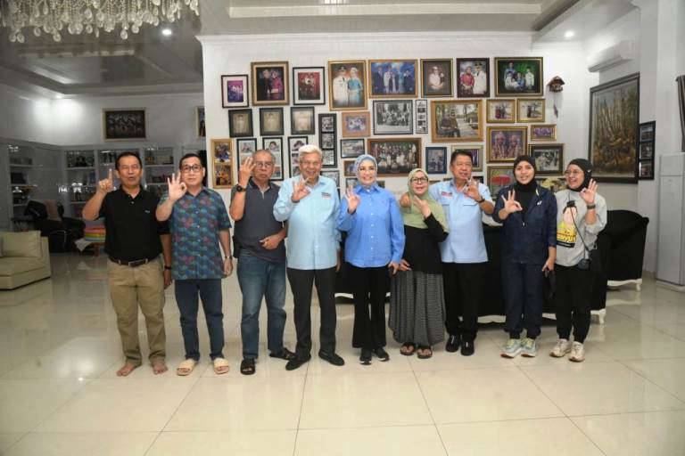 Calon Gubernur dan Wakil Gubernur Provinsi Sumatera Selatan Nomor Urut 3, Mawardi Yahya dan R.A. Anita Noeringhati, foto bersama dengan Prana Putra Sohe alias Nanan, Mantan Wali Kota Lubuklinggau. (foto : SMSI Sumsel)