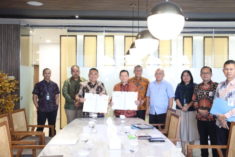 Penjabat (Pj.) Gubernur Provinsi Sumatera Selatan (Sumsel), Elen Setiadi, menandatangani Kesepakatan bersama (MoU) tentang Penyiapan Dokumen Perencanaan Usulan Pengembangan Kawasan Sawah Rawa Pasang Surut Tanah Mineral di Sumsel sebagai Proyek Strategis Nasional. (foto : Humas Pemprov Sumsel)