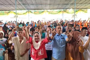 Hj. Lucianty, Calon Bupati Kabupaten Musi Banyuasin, bersama masyarakat dan pedagang di kediaman Jafar Imau, hari Rabu pagi, tanggal 23 Oktober 2024. (BekisarMedia.id/Eka Sahputra)