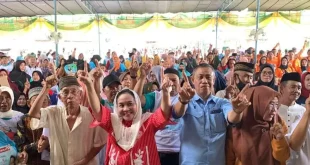 Hj. Lucianty, Calon Bupati Kabupaten Musi Banyuasin, bersama masyarakat dan pedagang di kediaman Jafar Imau, hari Rabu pagi, tanggal 23 Oktober 2024. (BekisarMedia.id/Eka Sahputra)