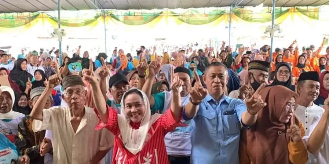 Hj. Lucianty, Calon Bupati Kabupaten Musi Banyuasin, bersama masyarakat dan pedagang di kediaman Jafar Imau, hari Rabu pagi, tanggal 23 Oktober 2024. (BekisarMedia.id/Eka Sahputra)