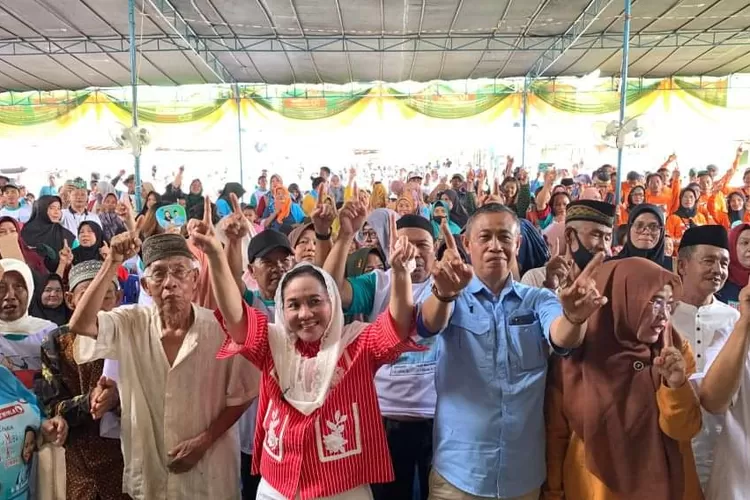 Hj. Lucianty, Calon Bupati Kabupaten Musi Banyuasin, bersama masyarakat dan pedagang di kediaman Jafar Imau, hari Rabu pagi, tanggal 23 Oktober 2024. (BekisarMedia.id/Eka Sahputra)