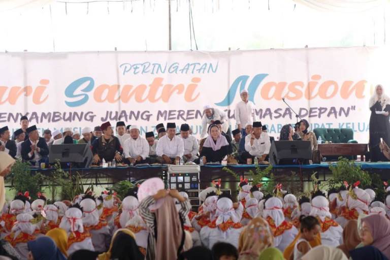 Hj. Lucianty dan H. Syaparuddin, Calon Bupati dan Calon Wakil Bupati Kabupaten Musi Banyuasin Periode 2025-2030 Nomor Urut 1, Menghadiri Acara Peringhatan Hari Santri Nasional Tahun 2024 di Pondok Pesantren Hidayatul Fudhola, Kecamatan Sungai Lilin, pada hari Kamis, tanggal 24 Oktober 2024. (foto : Eka Sahputra)