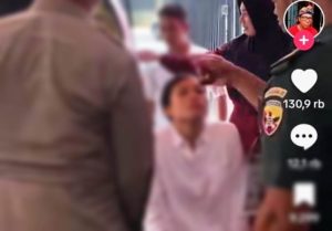 Tangkapan layar seorang peserta test CPNS di NTB yang tubuhnya tiba-tiba kaku. (foto : akun Akun Tiktok @husna75)