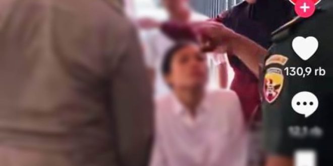 Tangkapan layar seorang peserta test CPNS di NTB yang tubuhnya tiba-tiba kaku. (foto : akun Akun Tiktok @husna75)