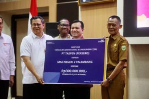 Penjabat (Pj.) Gubernur Provinsi Sumatera Selatan (Sumsel), Elen Setiadi, menyerahkan bantuan Tanggung Jawab Sosial Lingkungan (TJSL) dari PT. Taspen Persero dan Indonesia Financial Group (IFG), berupa bantuan pendidikan kepada anak TNI dan Polri, serta bantuan sembako. (foto : Humas Pemprov Sumsel)