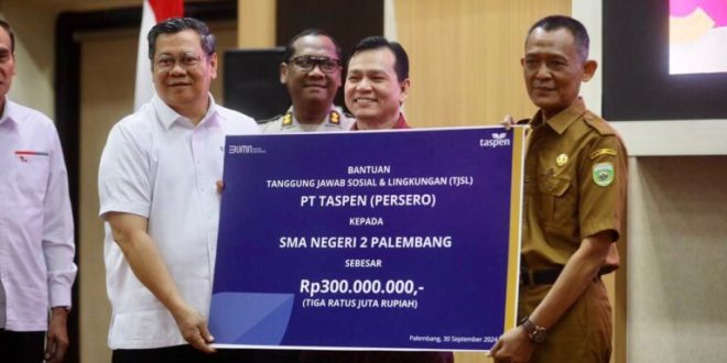 Penjabat (Pj.) Gubernur Provinsi Sumatera Selatan (Sumsel), Elen Setiadi, menyerahkan bantuan Tanggung Jawab Sosial Lingkungan (TJSL) dari PT. Taspen Persero dan Indonesia Financial Group (IFG), berupa bantuan pendidikan kepada anak TNI dan Polri, serta bantuan sembako. (foto : Humas Pemprov Sumsel)