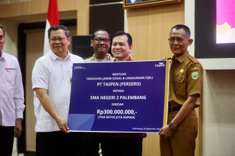 Penjabat (Pj.) Gubernur Provinsi Sumatera Selatan (Sumsel), Elen Setiadi, menyerahkan bantuan Tanggung Jawab Sosial Lingkungan (TJSL) dari PT. Taspen Persero dan Indonesia Financial Group (IFG), berupa bantuan pendidikan kepada anak TNI dan Polri, serta bantuan sembako. (foto : Humas Pemprov Sumsel)