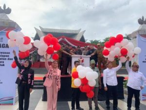 Tiga Pasangan Calon Wali Kota dan Wakil Wali Kota Palembang menghadiri acara apel siaga yang digelar oleh Badan Pengawas Pemilu di Monumen Perjuangan Rakyat, pada hari Senin, tanggal 18 November 2024. (BekisarMedia.id/Oyong)