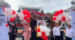 Tiga Pasangan Calon Wali Kota dan Wakil Wali Kota Palembang menghadiri acara apel siaga yang digelar oleh Badan Pengawas Pemilu di Monumen Perjuangan Rakyat, pada hari Senin, tanggal 18 November 2024. (BekisarMedia.id/Oyong)