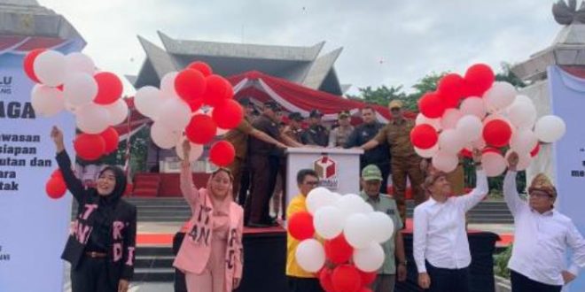 Tiga Pasangan Calon Wali Kota dan Wakil Wali Kota Palembang menghadiri acara apel siaga yang digelar oleh Badan Pengawas Pemilu di Monumen Perjuangan Rakyat, pada hari Senin, tanggal 18 November 2024. (BekisarMedia.id/Oyong)
