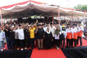 Lautan manusia memadati Lapangan Bola Desa Peninggalan, Kecamatan Tungkal Jaya, pada hari Jum'at, tanggal 15 November 2024, dalam Istighosah Akbar Pasangan Calon (Paslon) Bupati dan Wakil Bupati Kabupaten Musi Banyuasin (Muba) Nomor Urut 01, Hj. Lucianty dan H. Syaparuddin. (foto : Tim Komunikasi Hj. Lucianty dan H. Syaparuddin)