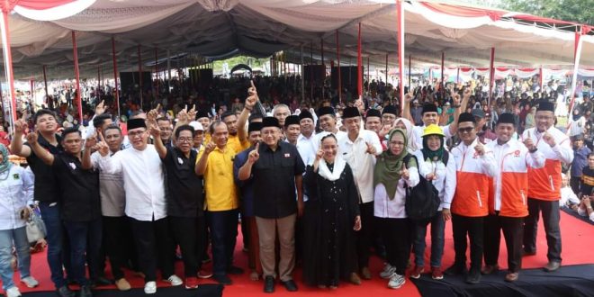 Lautan manusia memadati Lapangan Bola Desa Peninggalan, Kecamatan Tungkal Jaya, pada hari Jum'at, tanggal 15 November 2024, dalam Istighosah Akbar Pasangan Calon (Paslon) Bupati dan Wakil Bupati Kabupaten Musi Banyuasin (Muba) Nomor Urut 01, Hj. Lucianty dan H. Syaparuddin. (foto : Tim Komunikasi Hj. Lucianty dan H. Syaparuddin)