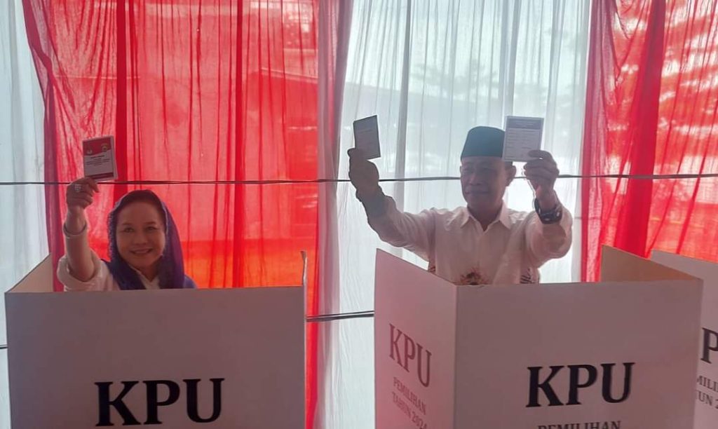 Pasangan Calon (Paslon) Bupati dan Wakil Bupati Kabupaten Musi Banyuasin (Muba) Nomor Urut 01, Hj Lucianty dan H. Syaparuddin kompak mencoblos di TPS (Tempat Pemungutan Suara) 001 Kelurahan Balai Agung, Kecamatan Sekayu, hari Rabu pagi, tanggal 27 November 2024. (BekisarMedia.id/eka)