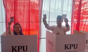Pasangan Calon (Paslon) Bupati dan Wakil Bupati Kabupaten Musi Banyuasin (Muba) Nomor Urut 01, Hj Lucianty dan H. Syaparuddin kompak mencoblos di TPS (Tempat Pemungutan Suara) 001 Kelurahan Balai Agung, Kecamatan Sekayu, hari Rabu pagi, tanggal 27 November 2024. (BekisarMedia.id/eka)