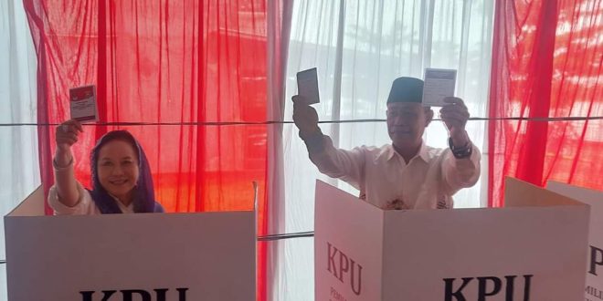 Pasangan Calon (Paslon) Bupati dan Wakil Bupati Kabupaten Musi Banyuasin (Muba) Nomor Urut 01, Hj Lucianty dan H. Syaparuddin kompak mencoblos di TPS (Tempat Pemungutan Suara) 001 Kelurahan Balai Agung, Kecamatan Sekayu, hari Rabu pagi, tanggal 27 November 2024. (BekisarMedia.id/eka)