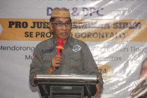 Ketua Umum (Ketum) Dewan Pimpinan Pusat (DPP) Pro Jurnalismedia Siber (PJS), Mahmud Marhaba, melantik pengurus Dewan Pimpinan Daerah (DPD) dan Dewan Pimpinan Cabang (DPC) PJS se Provinsi Gorontalo, pada hari Minggu, tanggal 10 November 2024 di Hotel Elji, Kota Gorontalo. (foto : dokumen pribadi DPD PJS Gorontalo)