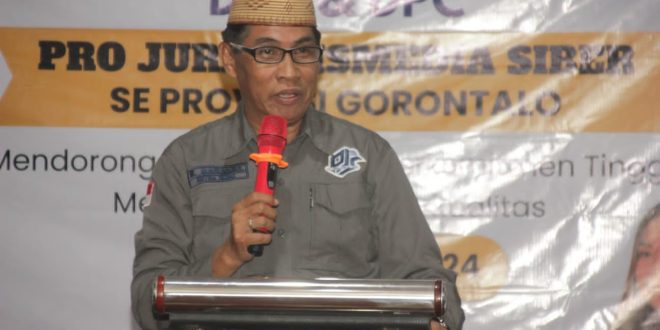 Ketua Umum (Ketum) Dewan Pimpinan Pusat (DPP) Pro Jurnalismedia Siber (PJS), Mahmud Marhaba, melantik pengurus Dewan Pimpinan Daerah (DPD) dan Dewan Pimpinan Cabang (DPC) PJS se Provinsi Gorontalo, pada hari Minggu, tanggal 10 November 2024 di Hotel Elji, Kota Gorontalo. (foto : dokumen pribadi DPD PJS Gorontalo)