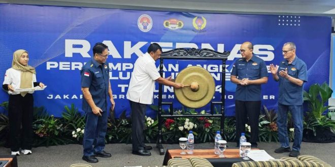 Wakil Ketua Umum Komite Olahraga Nasional Indonesia, Dr. Suwarno, membuka secara resmi pelaksanaan Rapat Kerja Nasional (Rakernas) Persatuan Angkat Besi Seluruh Indonesia (PABSI) tahun 2024. Rakernas tersebut digelar di Hotel Grand Kemang, Jakarta Selatan, pada hari Senin, tanggal 4 November 2024. (Bekisar Media/Oyong)
