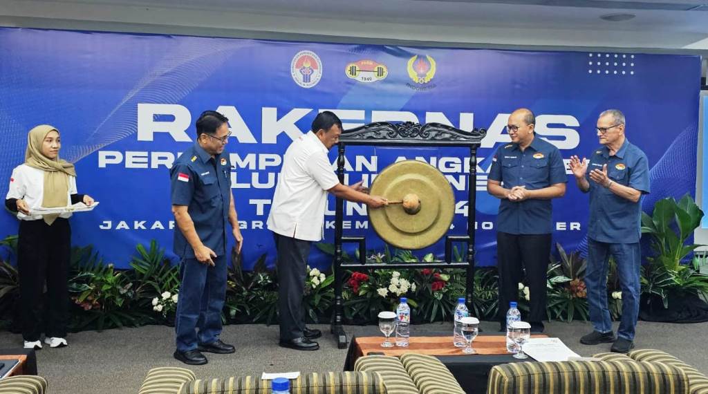 Wakil Ketua Umum Komite Olahraga Nasional Indonesia, Dr. Suwarno, membuka secara resmi pelaksanaan Rapat Kerja Nasional (Rakernas) Persatuan Angkat Besi Seluruh Indonesia (PABSI) tahun 2024. Rakernas tersebut digelar di Hotel Grand Kemang, Jakarta Selatan, pada hari Senin, tanggal 4 November 2024. (Bekisar Media/Oyong)