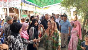 Calon Bupati (Cabup) Kabupaten Musi Banyuasin (Muba) Nomor Urut 1, Hj. Lucianty, menghadiri kampanye dialogis di Desa Bailangu Timur, Kecamatan Sekayu, pada hari Minggu siang, tanggal 10 November 2024. (foto : bekisarmedia.id/eka sahputra)